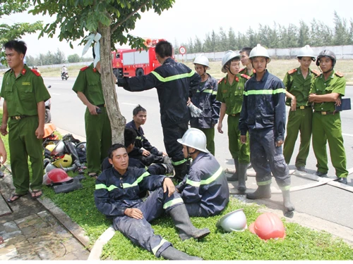 Dập xong đám cháy lớn, nhiều chiến sĩ đổ gục