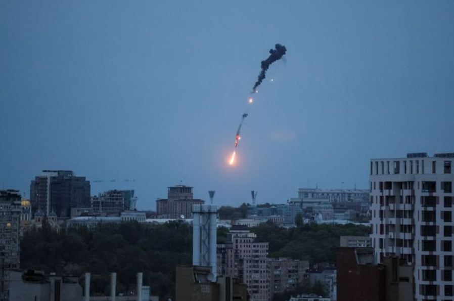 Một chiếc máy bay không người lái bị bắn rơi ở Kiev ngày 4/5. (Ảnh: Reuters)