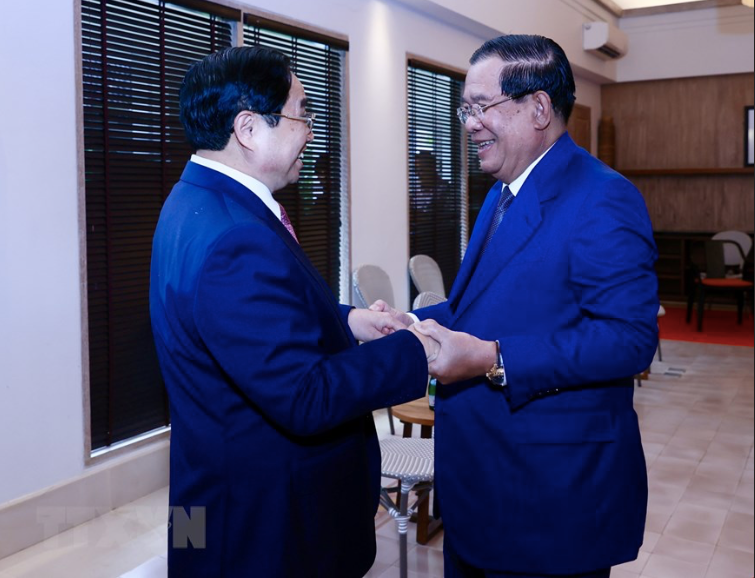 Thủ tướng Phạm Minh Chính và Thủ tướng Campuchia Hun Sen gặp nhau tại Indonesia. (Ảnh: TTXVN)