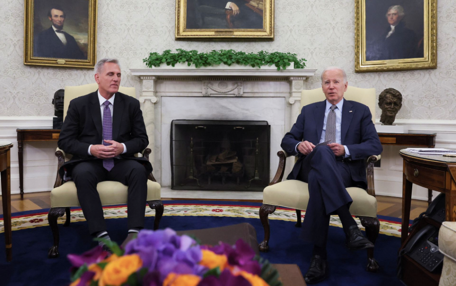 Tổng thống Mỹ Joe Biden và Chủ tịch Hạ viện Kevin McCarthy tại Nhà Trắng. (Ảnh: Reuters)