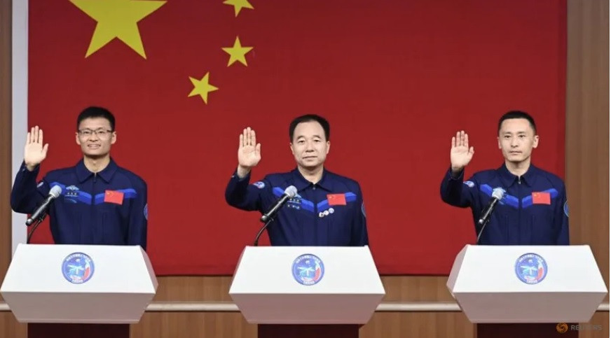 Ba phi hành gia Jing Haipeng, Zhu Yangzhu và Gui Haichao dự cuộc họp báo trước khi thực hiện sứ mệnh không gian. (Ảnh: China Daily) Ba phi hành gia Jing Haipeng, Zhu Yangzhu và Gui Haichao dự cuộc họp báo trước khi thực hiện sứ mệnh không gian. (Ảnh: China Daily)