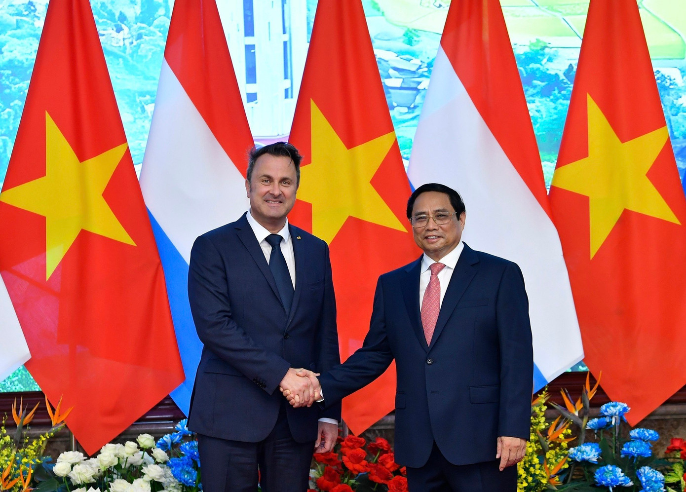 Thủ tướng Phạm Minh Chính và Thủ tướng Luxembourg Xavier Bettel chụp ảnh chung trước hội đàm. (Ảnh: Như Ý)