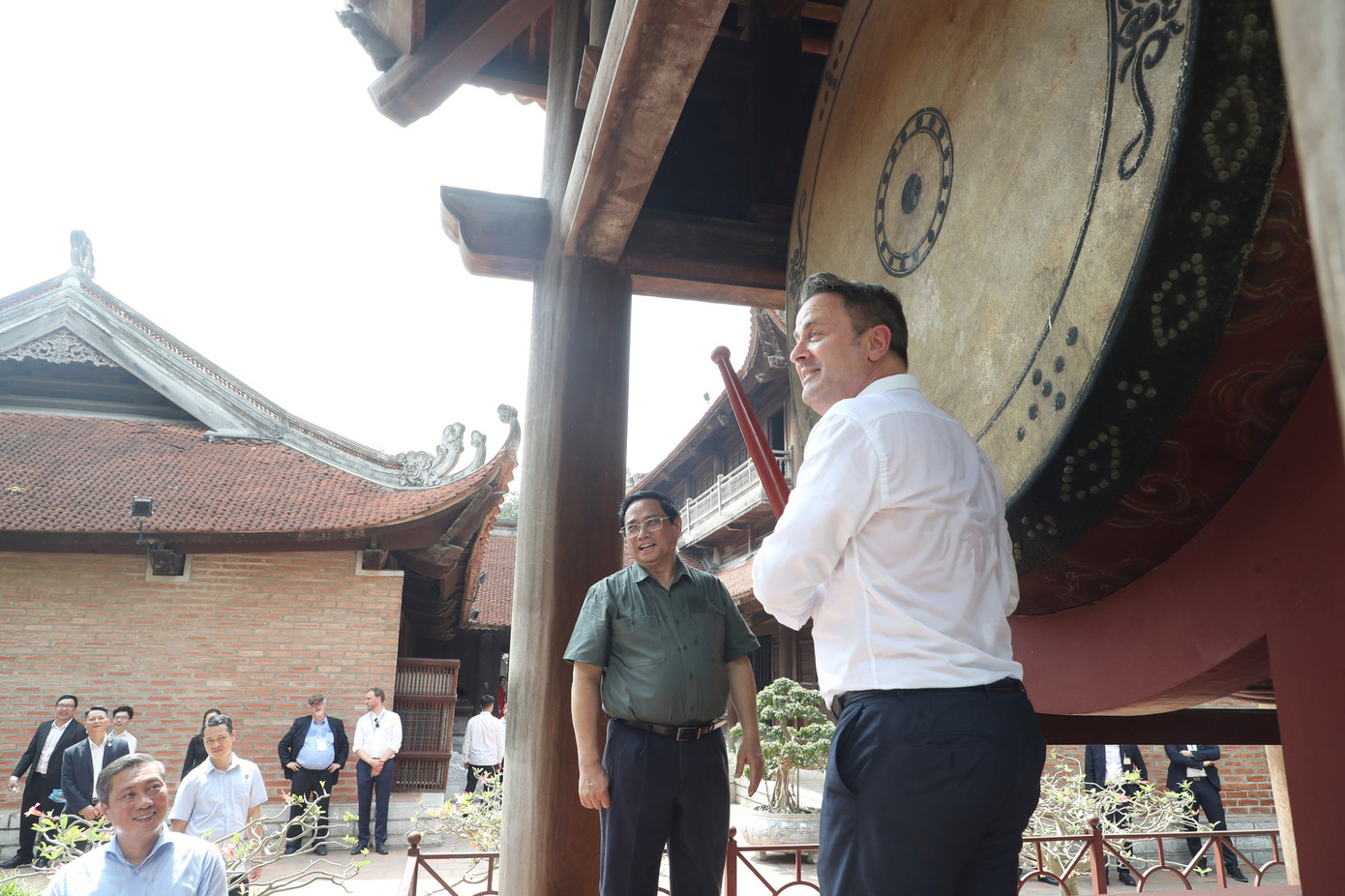 Thủ tướng Luxembourg thử đánh Trống Sấm. (Ảnh: Minh Châu) Thủ tướng Luxembourg thử đánh Trống Sấm. (Ảnh: Minh Châu)