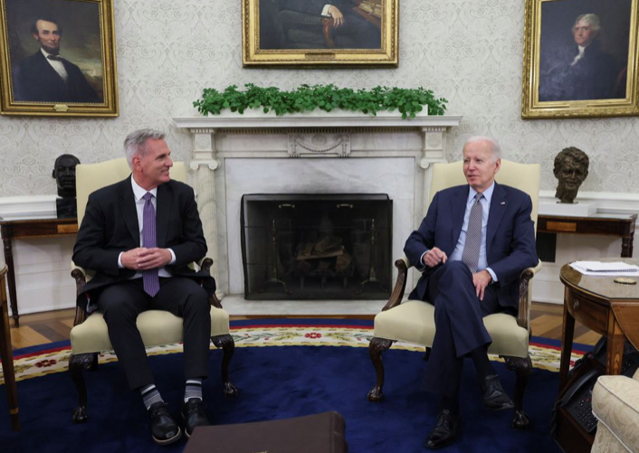 Tổng thống Mỹ Joe Biden và Chủ tịch Hạ viện Kevin McCarthy. (Ảnh: Reuters)