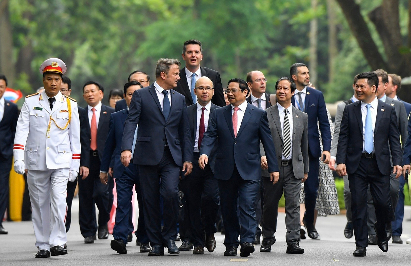 Hai Thủ tướng và các quan chức tiến vào phòng hội đàm sau lễ đón. (Ảnh: Như Ý)