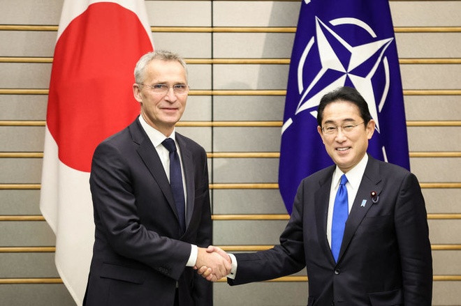 Tổng Thư ký NATO Jens Stoltenberg gặp Thủ tướng Nhật Bản Fumio Kishida trong chuyến thăm Nhật Bản đầu năm 2023. (Ảnh: Nikkei Asia) Tổng Thư ký NATO Jens Stoltenberg gặp Thủ tướng Nhật Bản Fumio Kishida trong chuyến thăm Nhật Bản đầu năm 2023. (Ảnh: Nikkei Asia)