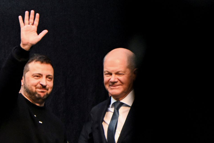 Thủ tướng Đức Olaf Scholz và Tổng thống Ukraine Volodymir Zelensky. (Ảnh: Reuters)