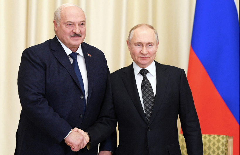 Tổng thống Nga Vladimir Putin và Tổng thống Belarus Alexander Lukashenko. (Ảnh: Reuters)