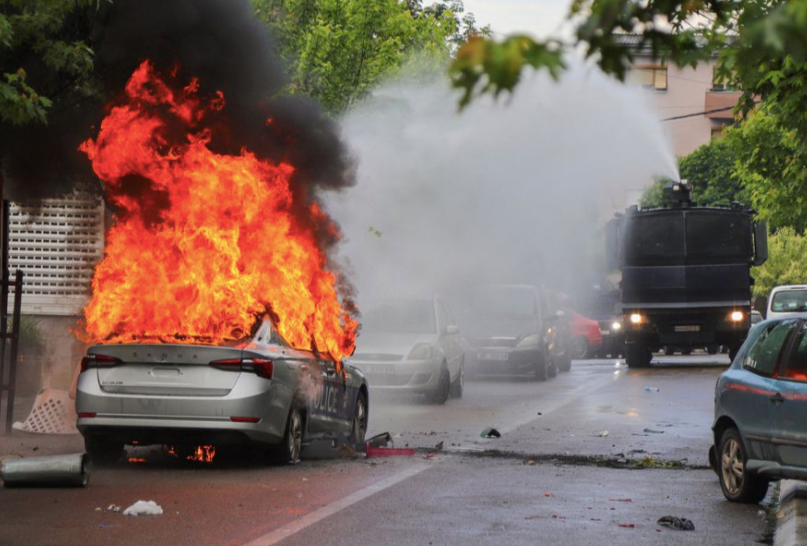 Một chiếc xe bốc cháy trong cuộc đụng độ giữa cảnh sát Kosovo với những người biểu tình thuộc cộng đồng Serb ở thị trấn Zvecan ngày 26/5. (Ảnh: Reuters)