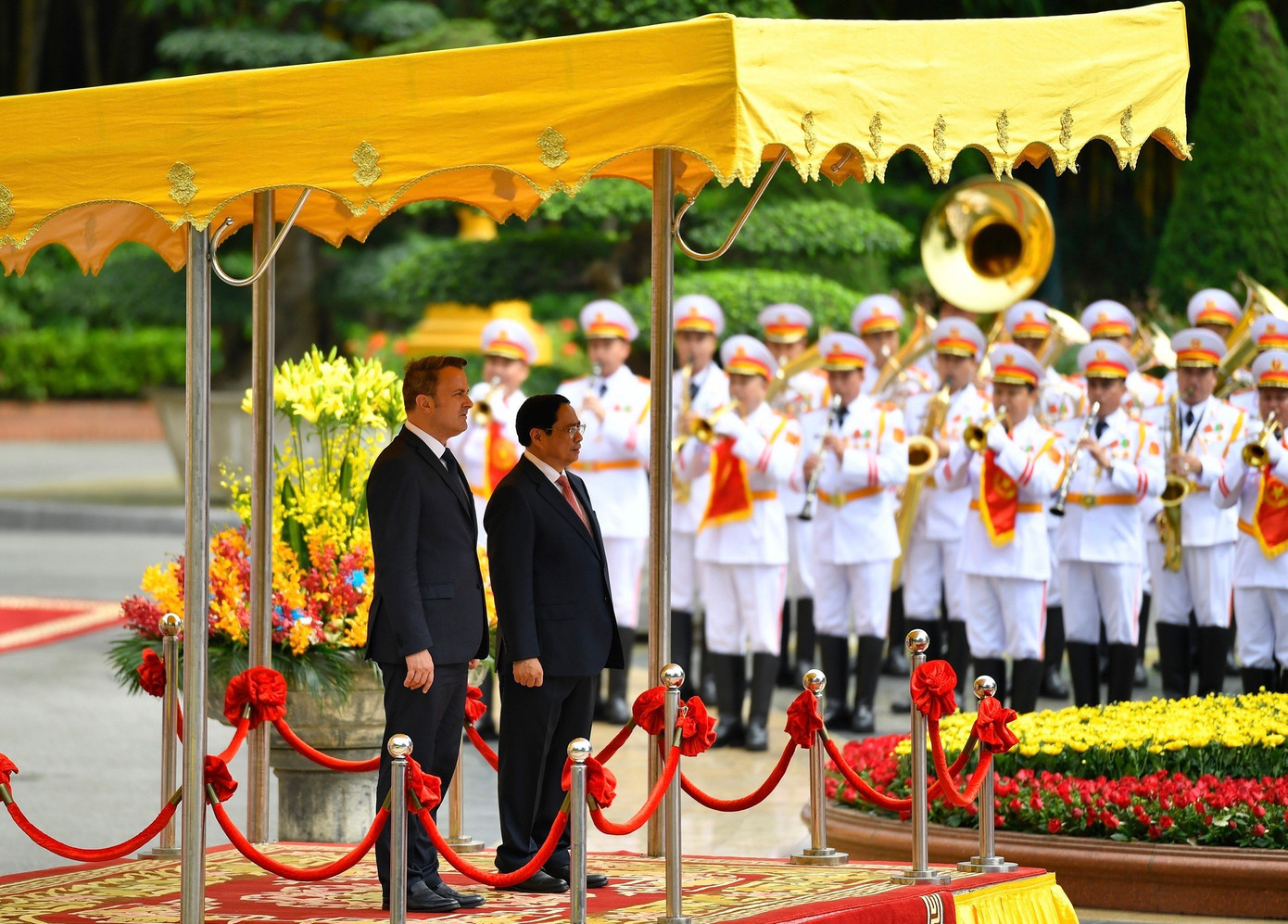 Hai Thủ tướng làm lễ chào cờ. (Ảnh: Như Ý)