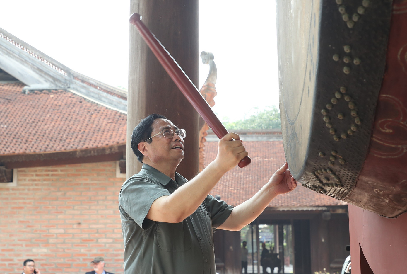 Thủ tướng Phạm Minh Chính đánh Trống Sấm trong Văn Miếu - Quốc Tử Giám. (Ảnh: Minh Châu) Thủ tướng Phạm Minh Chính đánh Trống Sấm trong Văn Miếu - Quốc Tử Giám. (Ảnh: Minh Châu)