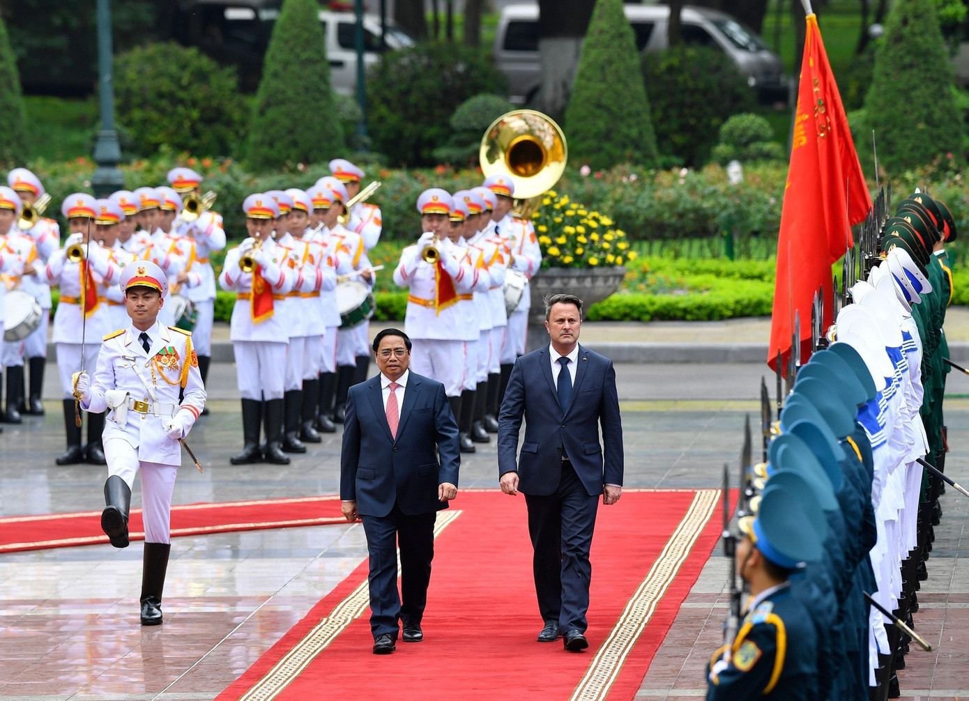 Thủ tướng Phạm Minh Chính và Thủ tướng Luxembourg Xavier Bettel duyệt đội danh dự. (Ảnh: Như Ý)