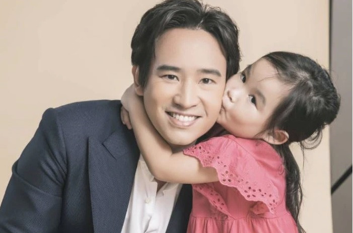 Chính trị gia Pita Limjaroenrat và con gái. (Ảnh: AP) Chính trị gia Pita Limjaroenrat và con gái. (Ảnh: AP)