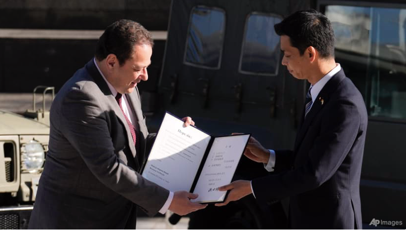 Lễ trao tặng các xe quân sự của Nhật Bản cho Ukraine. (Ảnh: AP) Lễ trao tặng các xe quân sự của Nhật Bản cho Ukraine. (Ảnh: AP)