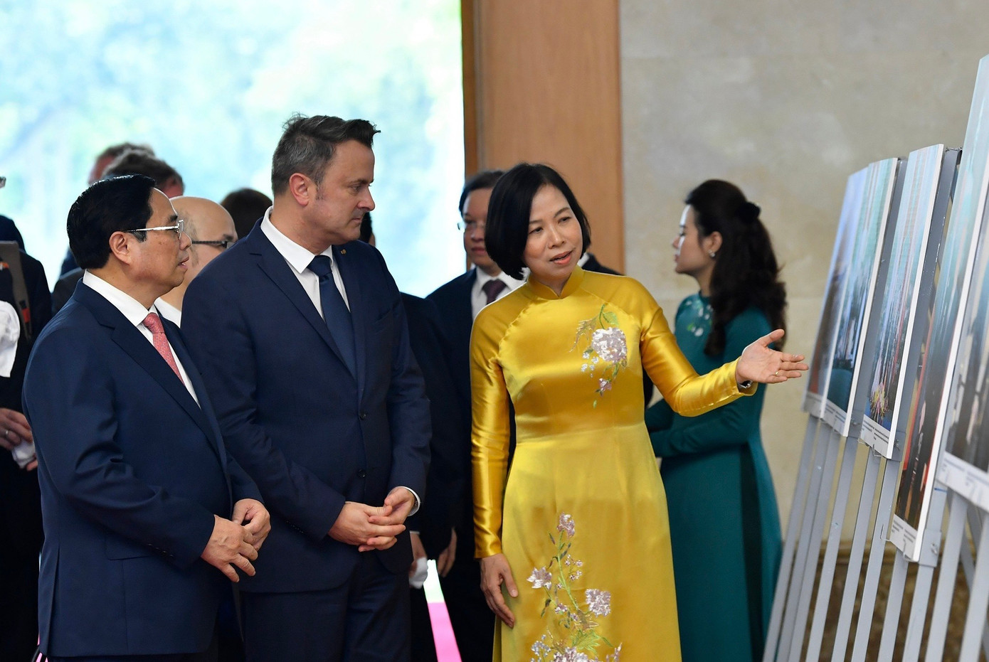 Hai Thủ tướng cùng nhìn lại những hình ảnh dấu mốc trong quan hệ song phương, từ khi Việt Nam và Luxembourg thiết lập quan hệ ngoại giao ngày 15/11/1973. (Ảnh: Như Ý)