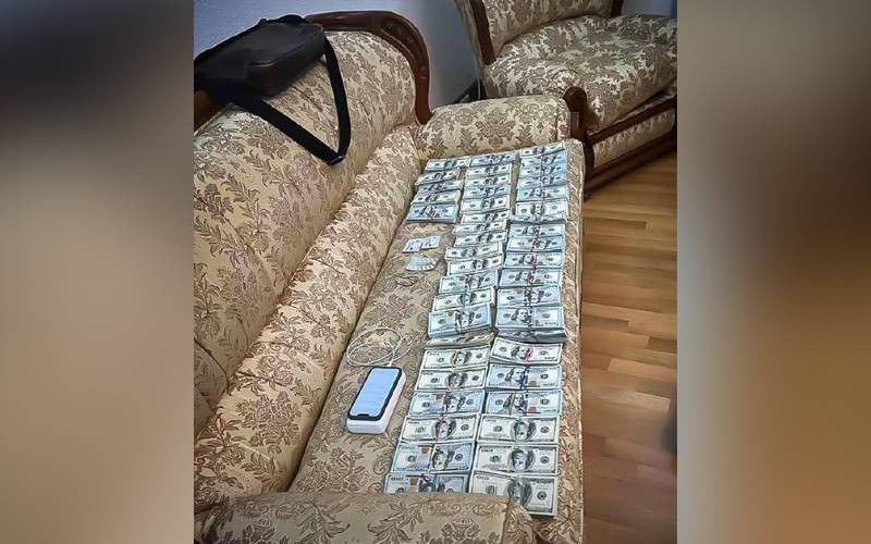 Số đô la Mỹ bị tịch thu được xếp trên chiếc ghế sofa. (Ảnh: Reuters) Số đô la Mỹ bị tịch thu được xếp trên chiếc ghế sofa. (Ảnh: Reuters)