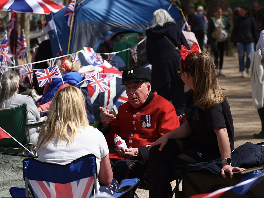 Một người dân Chelsea hào hứng nói về hoàng gia khi đang chờ trên phố. (Ảnh: Daily Mail)