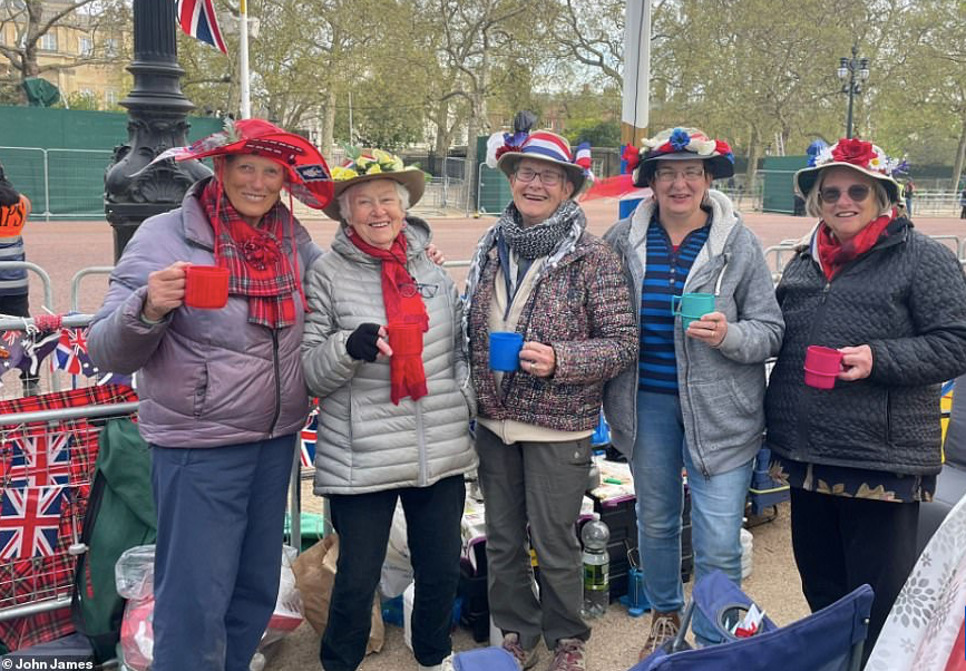 Nhóm phụ nữ có biệt danh &quot;Những cô gái vàng&quot; cắm trại gần cung điện để chờ lễ đăng quang. (Ảnh: Daily Mail)