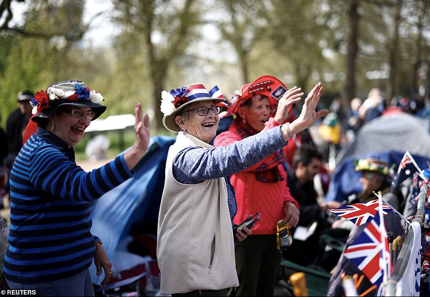 Nhiều người cao tuổi tập trung ở khu vực gần Hoàng gia Anh để chờ xem lễ đăng quang. (Ảnh: Daily Mail)