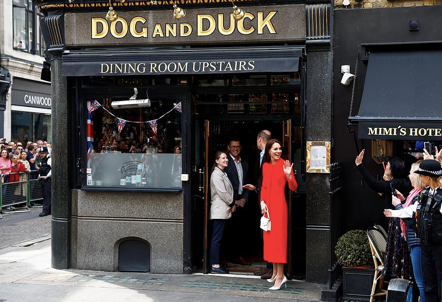 Công nương Kate vẫy tay chào người dân khi bước vào một quán rượu cùng Hoàng tử William. (Ảnh: Reuters)