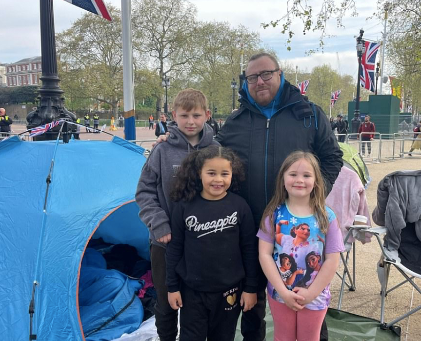Tony Lown, một người dân London 36 tuổi, cho con cháu nghỉ học trong tuần này để chúng đến xem lễ đăng quang. (Ảnh: Daily Mail)