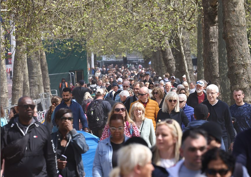 Đại lộ dẫn đến Cung điện Buckingham đông kín người. (Ảnh: Daily Mail)