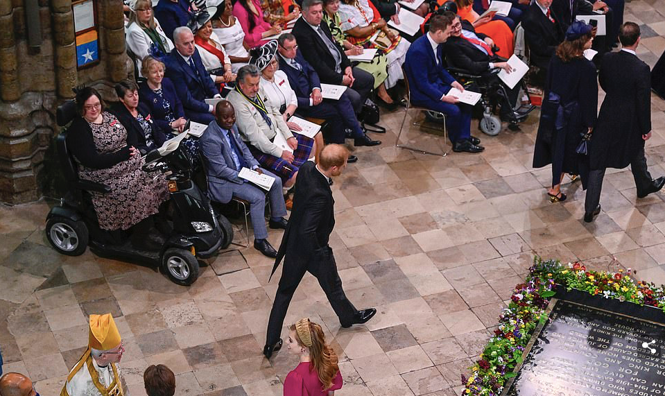 Hoàng tử Harry một mình bước vào buổi lễ. (Ảnh: Daily Mail) Hoàng tử Harry một mình bước vào buổi lễ. (Ảnh: Daily Mail)