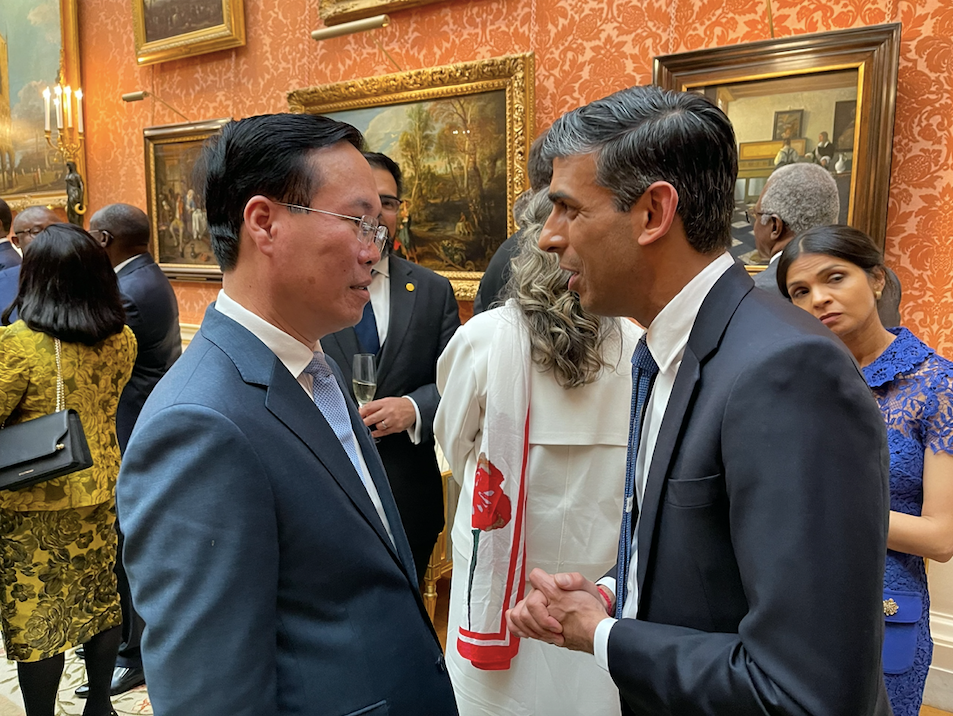 Chủ tịch nước Võ Văn Thưởng trao đổi với Thủ tướng Anh Rishi Sunak. (Ảnh: Mofa)