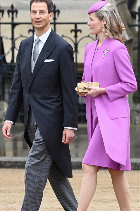 Hoàng tử kế vị Alois của Liechtenstein đến buổi lễ cùng vợ là Công nương Sophie. (Ảnh: Daily Mail) Hoàng tử kế vị Alois của Liechtenstein đến buổi lễ cùng vợ là Công nương Sophie. (Ảnh: Daily Mail)
