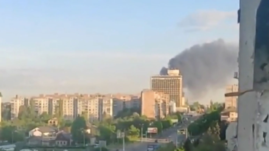 Cột khói đen bay lên ở Lugansk sau vụ tấn công bằng tên lửa. (Ảnh: RT)