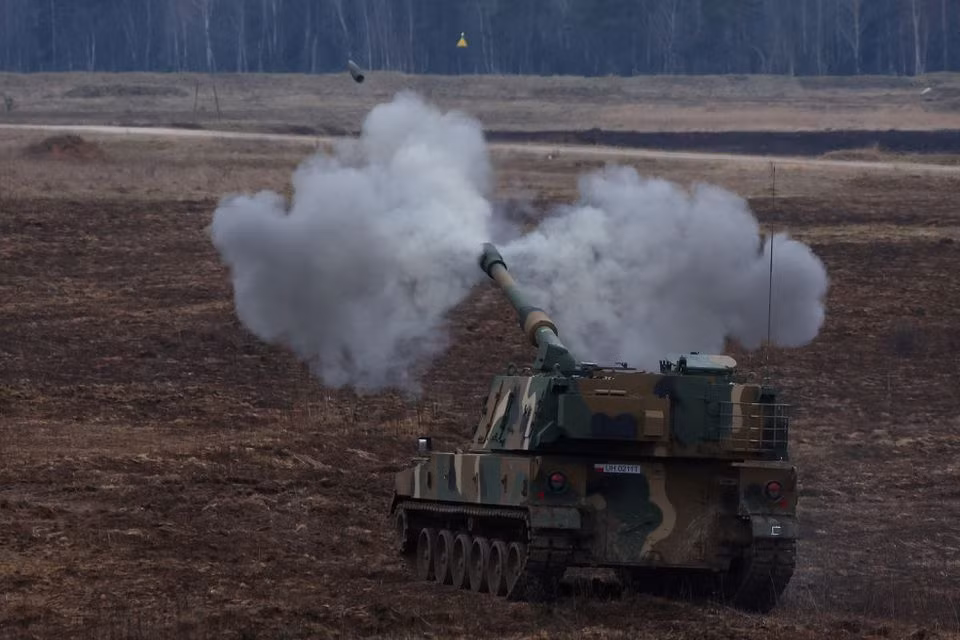 Lựu pháo K9 do Hàn Quốc sản xuất tham gia cuộc tập trận ở Ba Lan ngày 30/3/2023. (Ảnh: Reuters) Lựu pháo K9 do Hàn Quốc sản xuất tham gia cuộc tập trận ở Ba Lan ngày 30/3/2023. (Ảnh: Reuters)