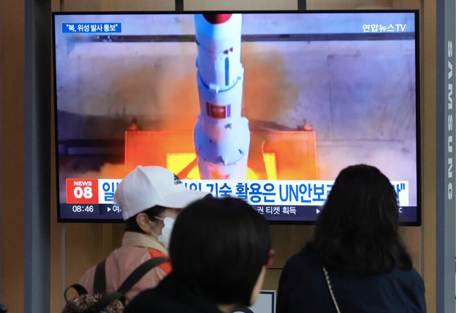 Màn hình TV ở Hàn Quốc chiếu hình ảnh Triều Tiên phóng tên lửa. (Ảnh: AP)