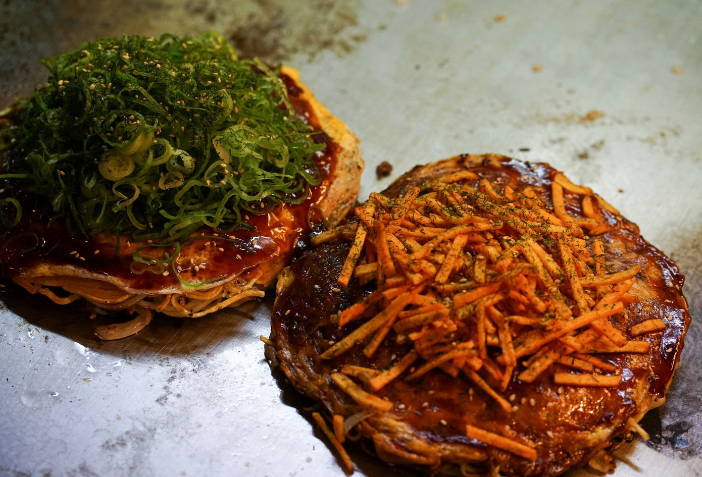 Bánh Okonomiyaki có thể kết hợp với nhiều món ăn đặc trưng của các nước. (Ảnh: Reuters) Bánh Okonomiyaki có thể kết hợp với nhiều món ăn đặc trưng của các nước. (Ảnh: Reuters)