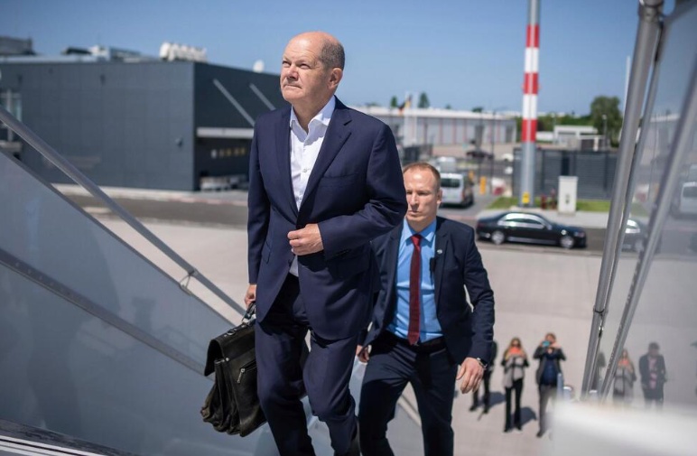 Thủ tướng Đức Olaf Scholz và một vệ sĩ phía sau. (Ảnh: AP) Thủ tướng Đức Olaf Scholz và một vệ sĩ phía sau. (Ảnh: AP)