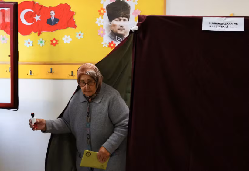 Một cử tri Thổ Nhĩ Kỳ đi bỏ phiếu ở Ankara ngày 14/5. (Ảnh: Reuters) Một cử tri Thổ Nhĩ Kỳ đi bỏ phiếu ở Ankara ngày 14/5. (Ảnh: Reuters)