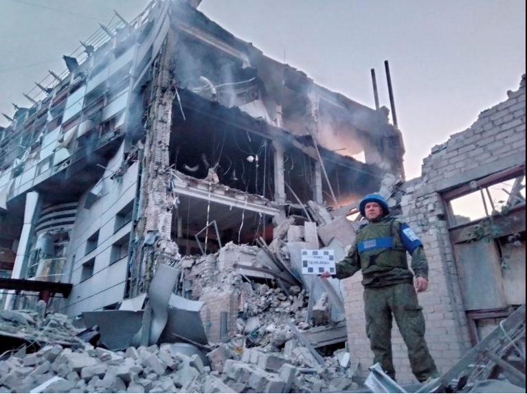 Một toà nhà bị phá huỷ ở Lugansk ngày 12/5. (Ảnh: Reuters) Một toà nhà bị phá huỷ ở Lugansk ngày 12/5. (Ảnh: Reuters)