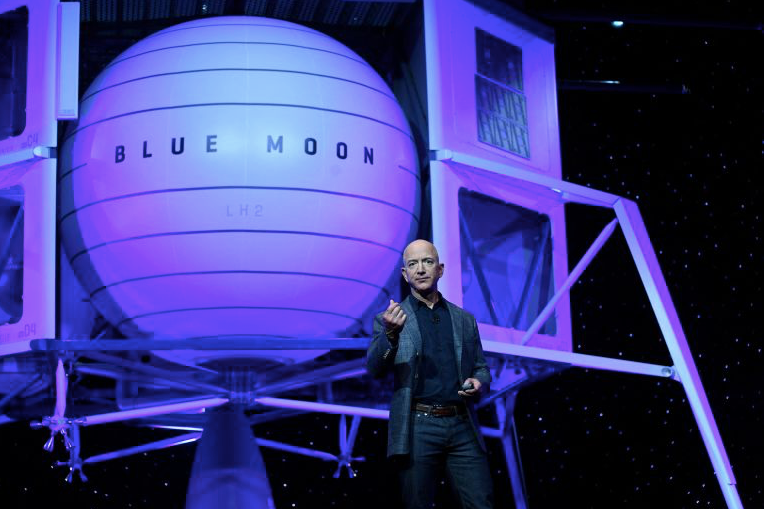 Tỷ phú Jeff Bezos của Blue Origin. (Ảnh: AP)