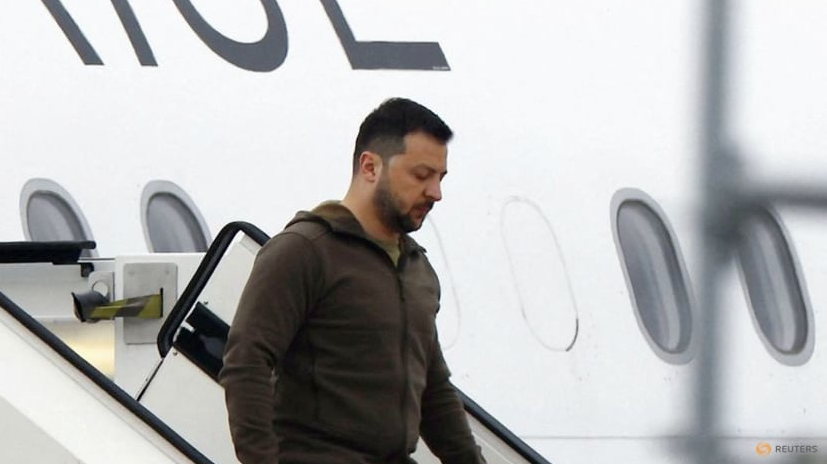 Tổng thống Ukraine Volodymir Zelensky đến sân bay Hiroshima chiều 20/5. (Ảnh: Reuters) Tổng thống Ukraine Volodymir Zelensky đến sân bay Hiroshima chiều 20/5. (Ảnh: Reuters)