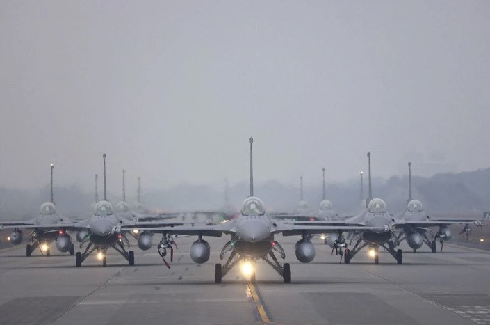 12 tiêm kích F-16 của Đài Loan. (Ảnh: Reuters) 12 tiêm kích F-16 của Đài Loan. (Ảnh: Reuters)