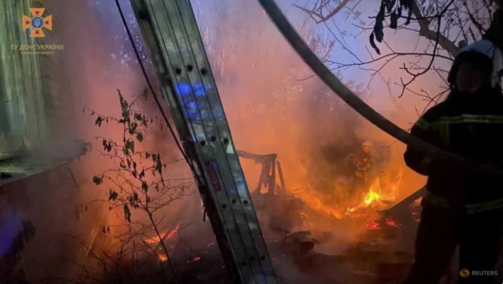 Hỏa hoạn tại một khu vực của thủ đô Kiev sau đợt tấn công ngày 29/5. (Ảnh: Reuters) Hỏa hoạn tại một khu vực của thủ đô Kiev sau đợt tấn công ngày 29/5. (Ảnh: Reuters)