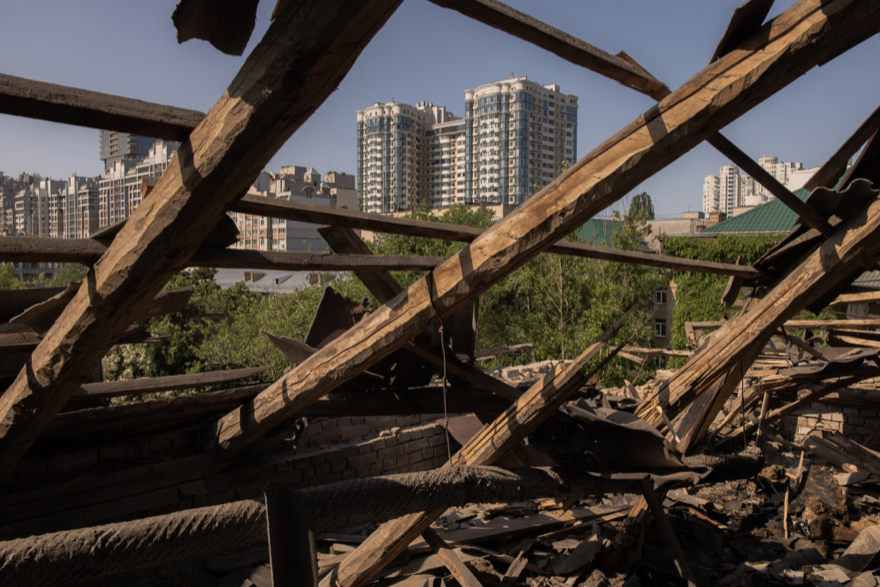 Một toà chung cư ở Kiev hư hỏng nặng vì đợt tấn công bằng máy bay không người lái đêm 28/5. (Ảnh: Getty)