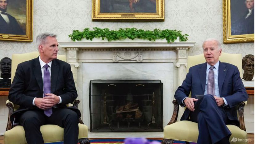 Tổng thống Mỹ Joe Biden và Chủ tịch Hạ viện Kevin McCarthy tại Nhà trắng. (Ảnh: AP)