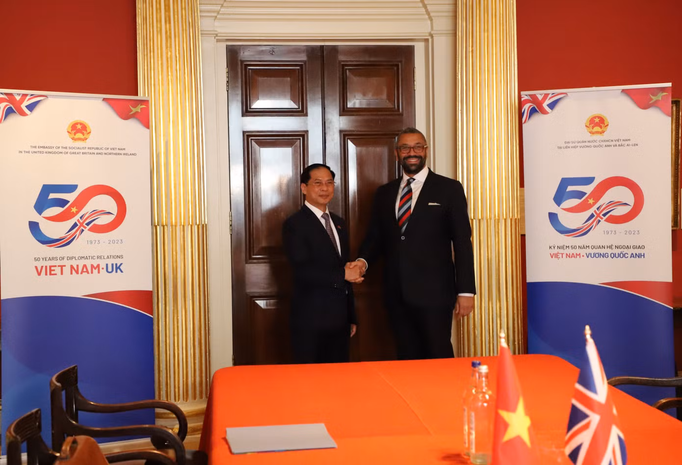 Bộ trưởng Ngoại giao Bùi Thanh Sơn trong cuộc gặp Ngoại trưởng Anh James Cleverly ngày 5/5. (Ảnh: Mofa)