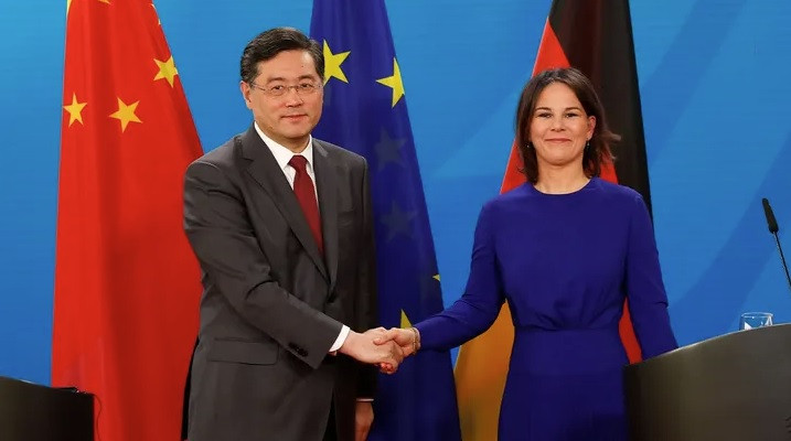 Ngoại trưởng Trung Quốc Tần Cương trong cuộc gặp người đồng cấp Đức Annalena Baerbock. (Ảnh: Getty)