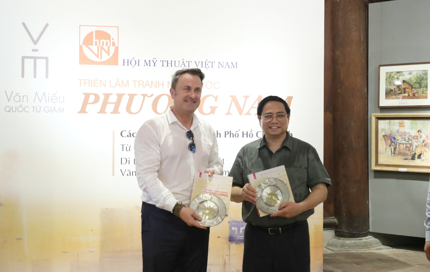 Thủ tướng Luxembourg được tặng quà lưu niệm tại Trung tâm hoạt động văn hóa khoa học Văn Miếu – Quốc Tử Giám. Thủ tướng Luxembourg được tặng quà lưu niệm tại Trung tâm hoạt động văn hóa khoa học Văn Miếu – Quốc Tử Giám.