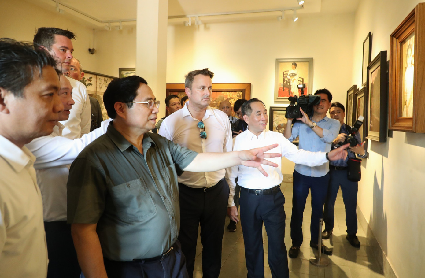 Thủ tướng Luxembourg nghe thuyết minh về các tác phẩm được trưng bày tại bảo tàng. (Ảnh: Minh Châu) Thủ tướng Luxembourg nghe thuyết minh về các tác phẩm được trưng bày tại bảo tàng. (Ảnh: Minh Châu)