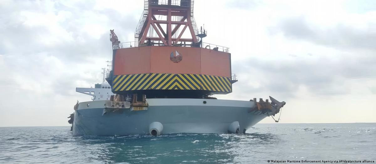 Con tàu Trung Quốc bị thu giữ vì neo đậu trái phép trong vùng biển Malaysia. (Ảnh: AP) Con tàu Trung Quốc bị thu giữ vì neo đậu trái phép trong vùng biển Malaysia. (Ảnh: AP)