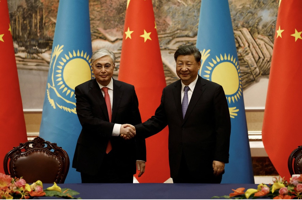 Chủ tịch Trung Quốc Tập Cận Bình đón tiếp Tổng thống Kassym-Jomart Tokayev của Kazakhstan. (Ảnh: Reuters)