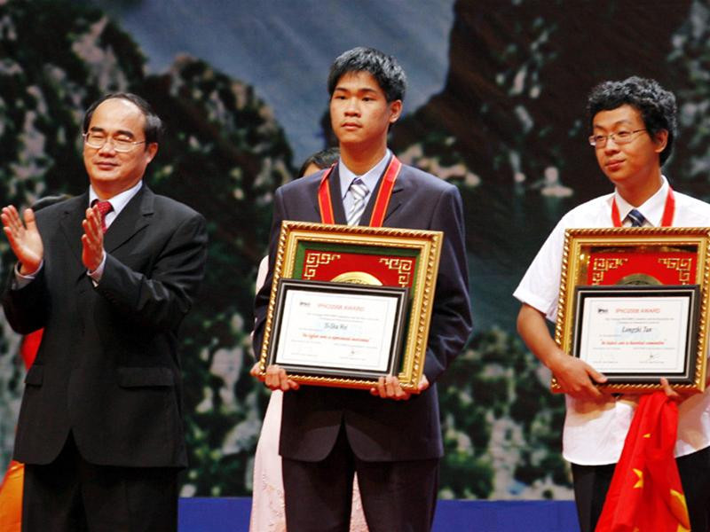 Phó Thủ tướng, Bộ trưởng Bộ GD&ĐT Nguyễn Thiện Nhân (bên trái) trao giải đặc biệt cho những thí sinh xuất sắc. Ảnh: Hồng Vĩnh.