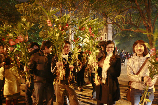 Người dân Thủ đô hái lộc đêm giao thừa. Ảnh: Hồng Vĩnh